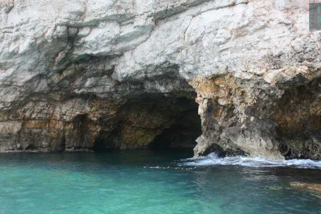 Viaggio all�interno delle grotte di Polignano, celate dalla scogliera a picco sul mare